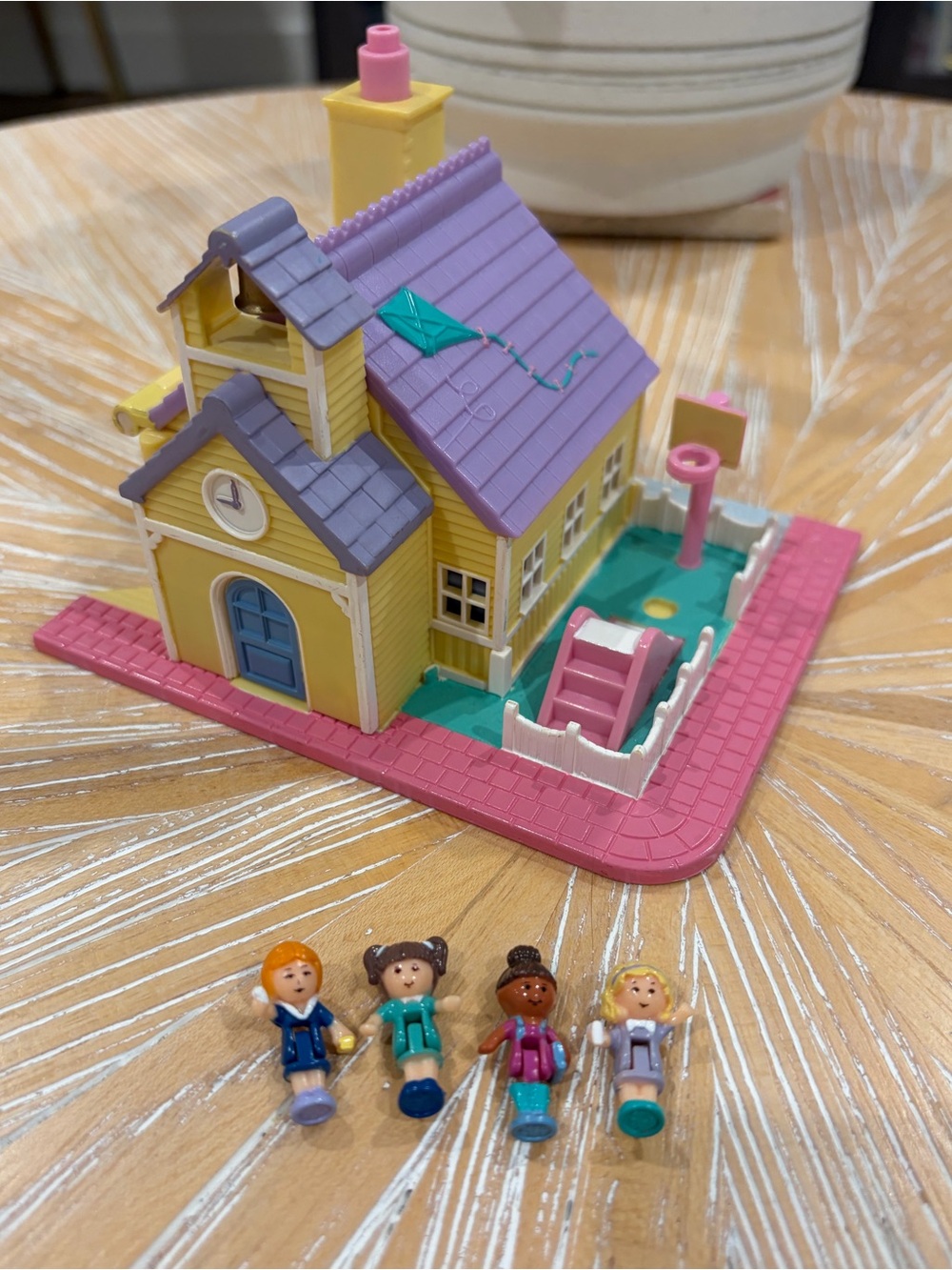 1993 COMPLETE Lightup Schoolhouse Polly Pocket Bluebird w basketball hoop WORKS
